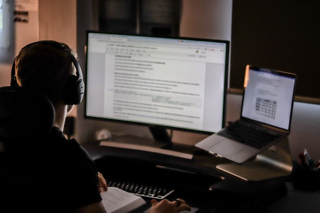 Κάποιος εργαζόμενος επιτελεί τη ψηφιακή του εργασία μπροστά στον ηλεκτρονικό του υπολογιστή.