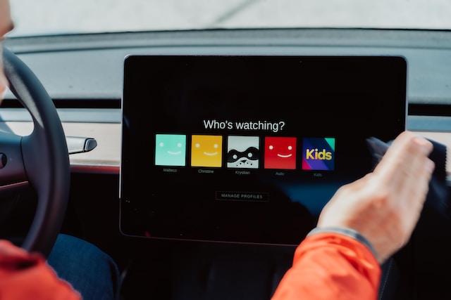Η οθόνη ενός tablet που δείχνει το μενού της πλατφόρμας streaming Netflix.
