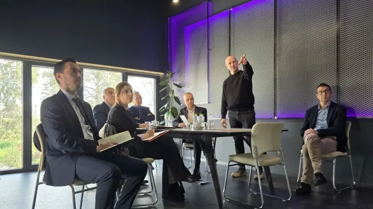 Η ESG αξιολόγηση βοηθά τις επιχειρήσεις να μετατρέψουν τη βιωσιμότητα από αφηρημένη έννοια σε μετρήσιμη στρατηγική. Μέσα από σαφή κριτήρια και αξιόπιστα δεδομένα, αποτυπώνει την πραγματική εικόνα της επιχείρησης στους τομείς του περιβάλλοντος, της κοινωνίας και της διακυβέρνησης, προσφέροντας τη βάση για πιο στοχευμένες αποφάσεις και βιώσιμη ανάπτυξη.